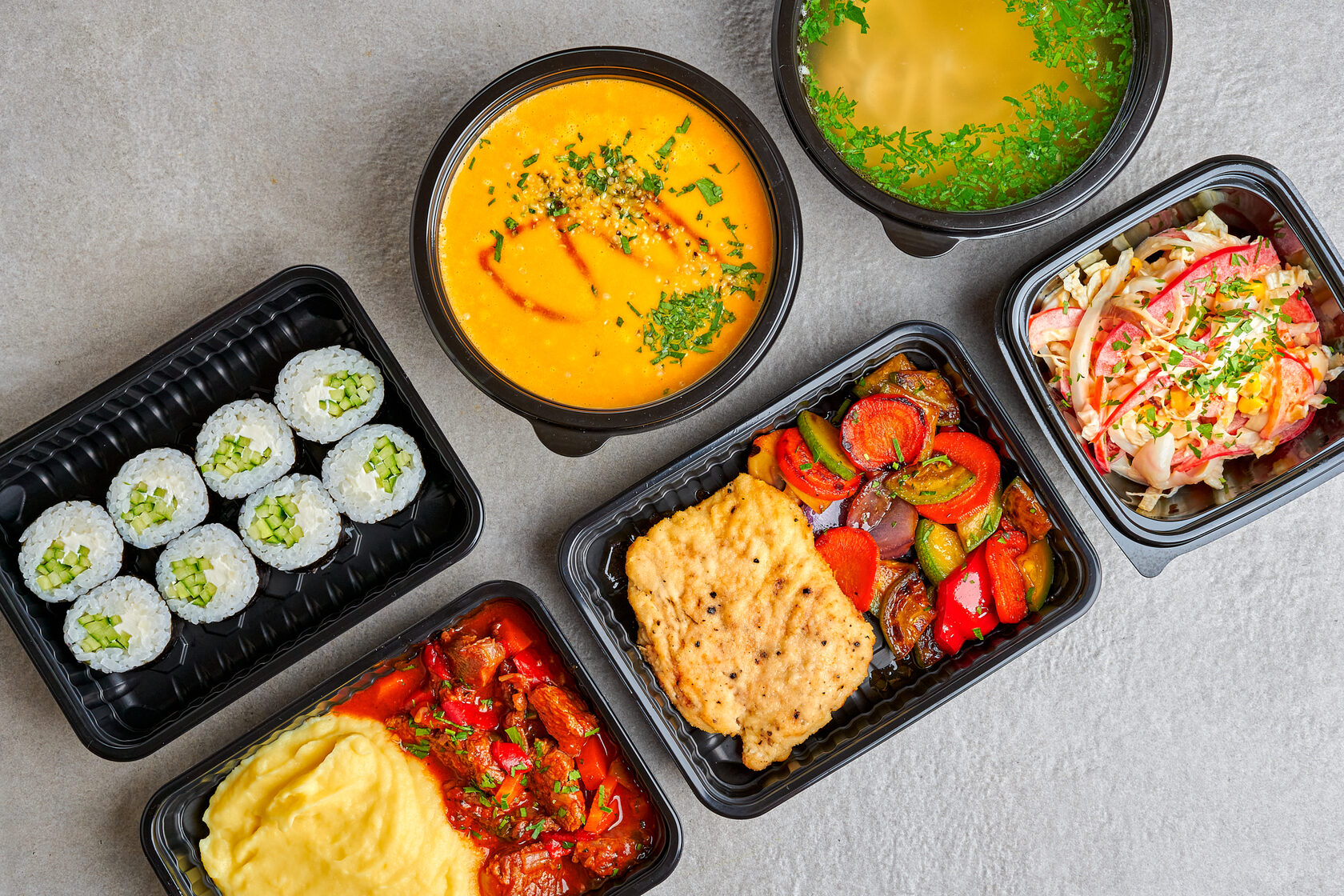 Como o design das bandejas plásticas PET para alimentos afeta sua capacidade de preservar a qualidade e o frescor dos alimentos?