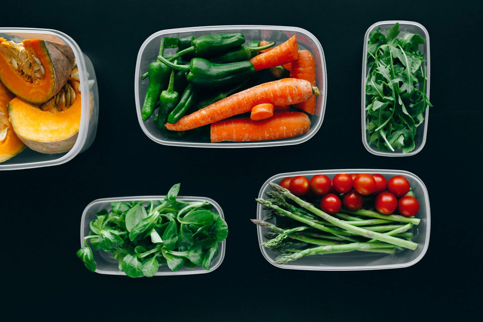 Quais são as melhores práticas para armazenar pastéis em uma caixa plástica descartável para evitar que fiquem encharcados ou danificados?