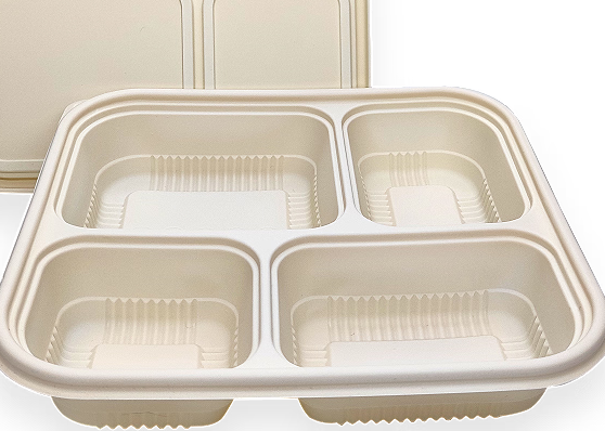 Como uma bandeja de plástico para alimentos se compara a uma bandeja de madeira para alimentos em termos de resistência a manchas?